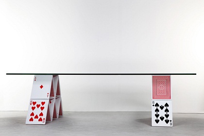 Castelo de cartas vira uma mesa. Design paranaense