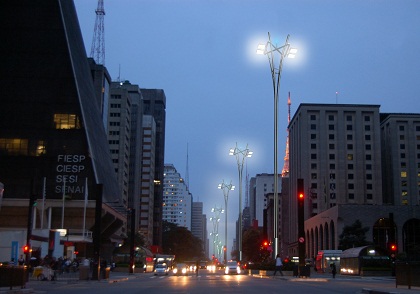 A centenária Avenida Paulista de iluminação nova